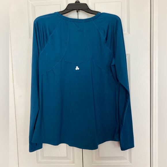 NWOT TekGear teal long sleeve athletic top. - Picture 2 of 3